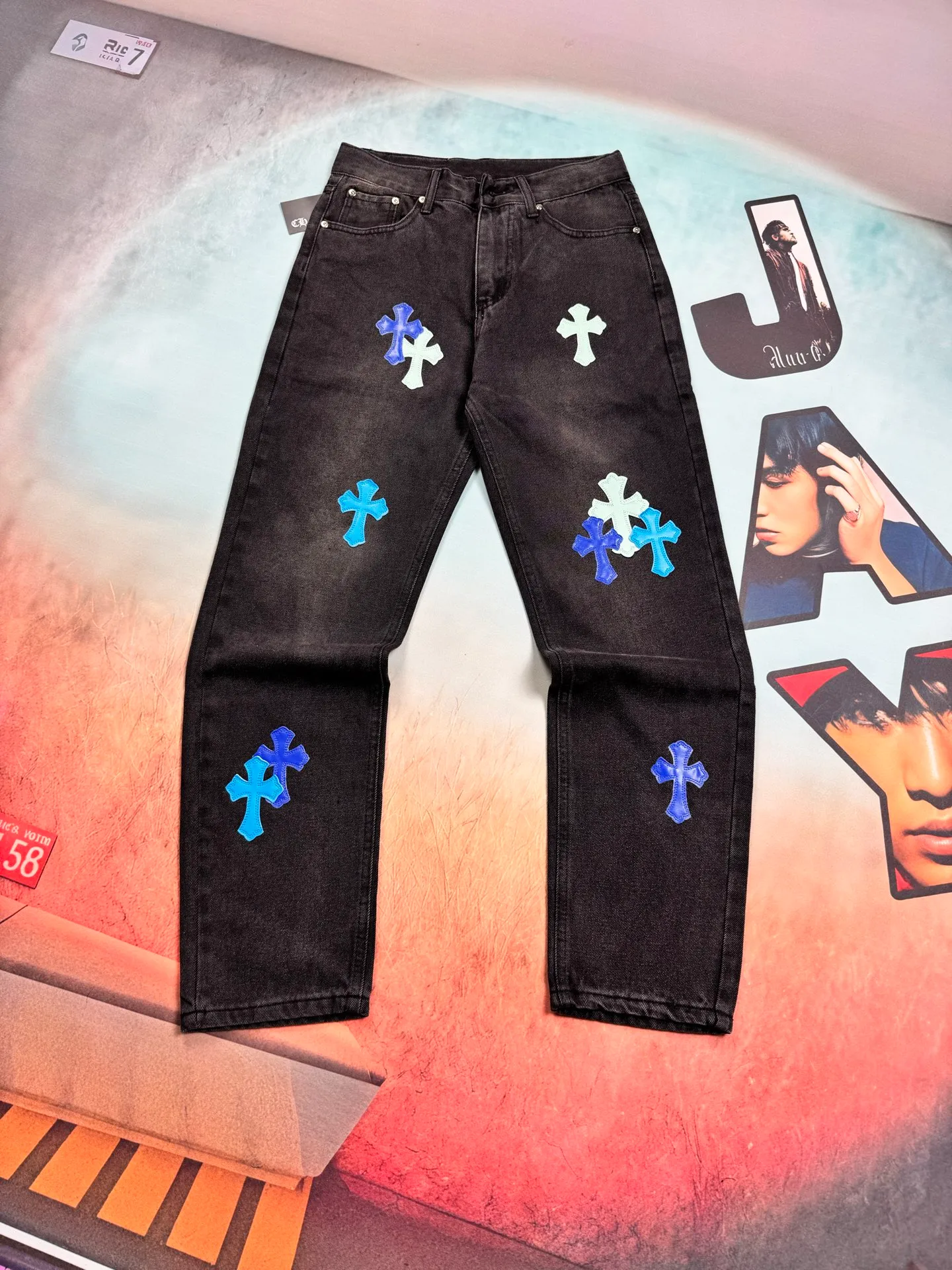 🅿️260 🔘Style No.-KL112 🔘Cro Heart𝐂𝐡𝐫𝐨𝐦𝐞 𝐇𝐞𝐚𝐫𝐭 CH City Limited Series Sanskrit Blue Cross Patch Leather Jeans* Black and Blue Color - "Los Angeles" Limited Edition Jeans Each pair of these jeans must be washed first, then disassembled. The sheepskin cross skins are carefully stitched and sewn by hand, and then re-joined into shape. It is difficult to describe the complex process. The pants are heavily washed and the details are hidden in ingenuity. From the shape to the upper body effect, they are almost perfect. It took a lot of time and energy to create it, but the finished product is stunning enough and worthy of its beauty. It has a straight upper body, showing neatness and ability, creating an outstanding aura. The styles are the same for both men and women, so they can be easily adapted to various styles and outfits, so you can buy them with your eyes closed without any surprises!  Size: S M L XL XXL (28.30.32.34.36) Color: Black